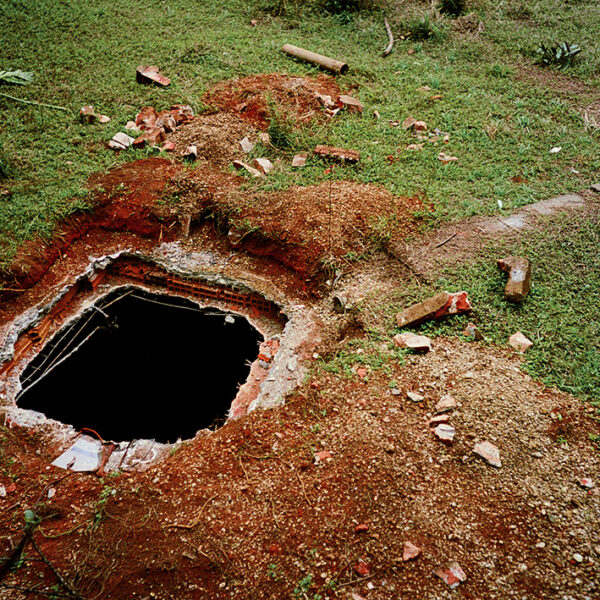 fundo falso, 2002

fotografia

impressão lambda em papel RC montada em metacrilato _ 79 × 123 × 3 cm