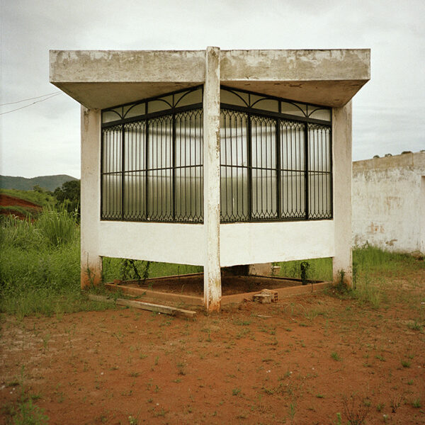 observador, 2001
[políptico]

fotografia

impressão lambda em papel RC fosco montada em moldura de madeira _ 84,4 × 53 × 3 cm