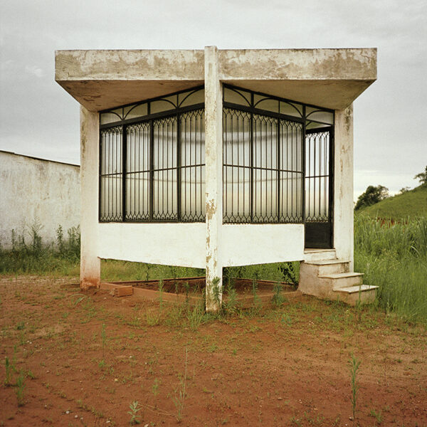 observador, 2001
[políptico]

fotografia

impressão lambda em papel RC fosco montada em moldura de madeira _ 84,4 × 53 × 3 cm