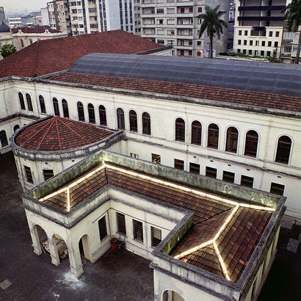 telhado, 1999

instalação

lâmpada fluorescente, reator, cabo elétrico


Oficinas Culturais Oswald de Andrade/ São Paulo