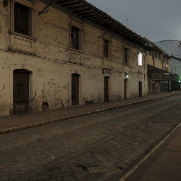 velado, 2011

instalação

lâmpada fluorescente, reator, cabo elétrico, vinil adesivo jateado


11ª Bienal de Cuenca
rua Bolivar
Cuenca/ Equador
